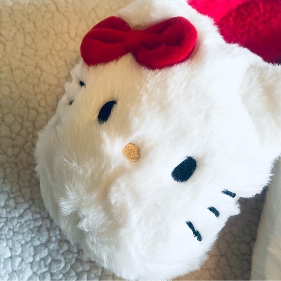 🐱NWT Hello Kitty by Sanrio Slippers - Plush and Soft - Size 5-5.5 💖 - Picture 6 of 10